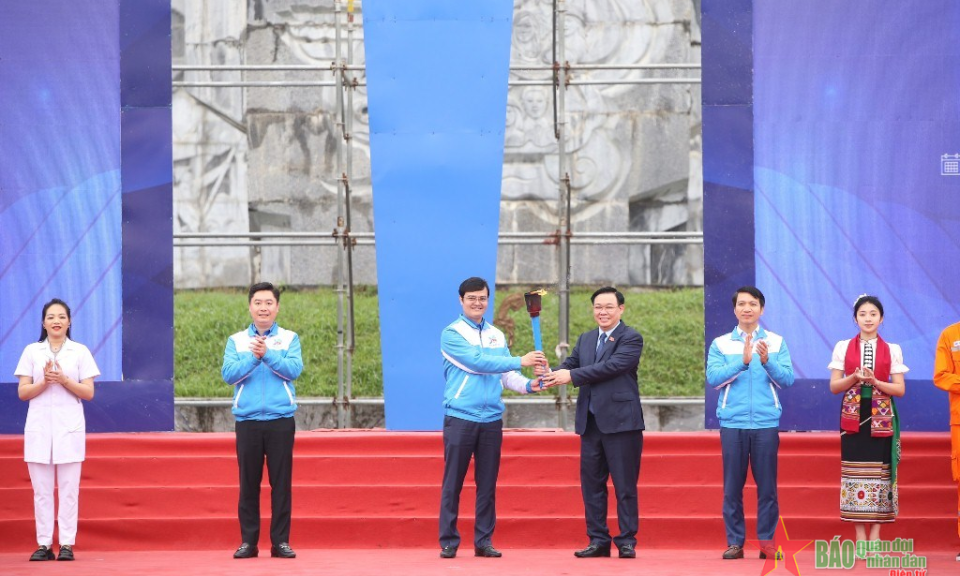 Chủ tịch Quốc hội Vương Đình Huệ dự Lễ khởi động Tháng Thanh niên tại Nghệ An